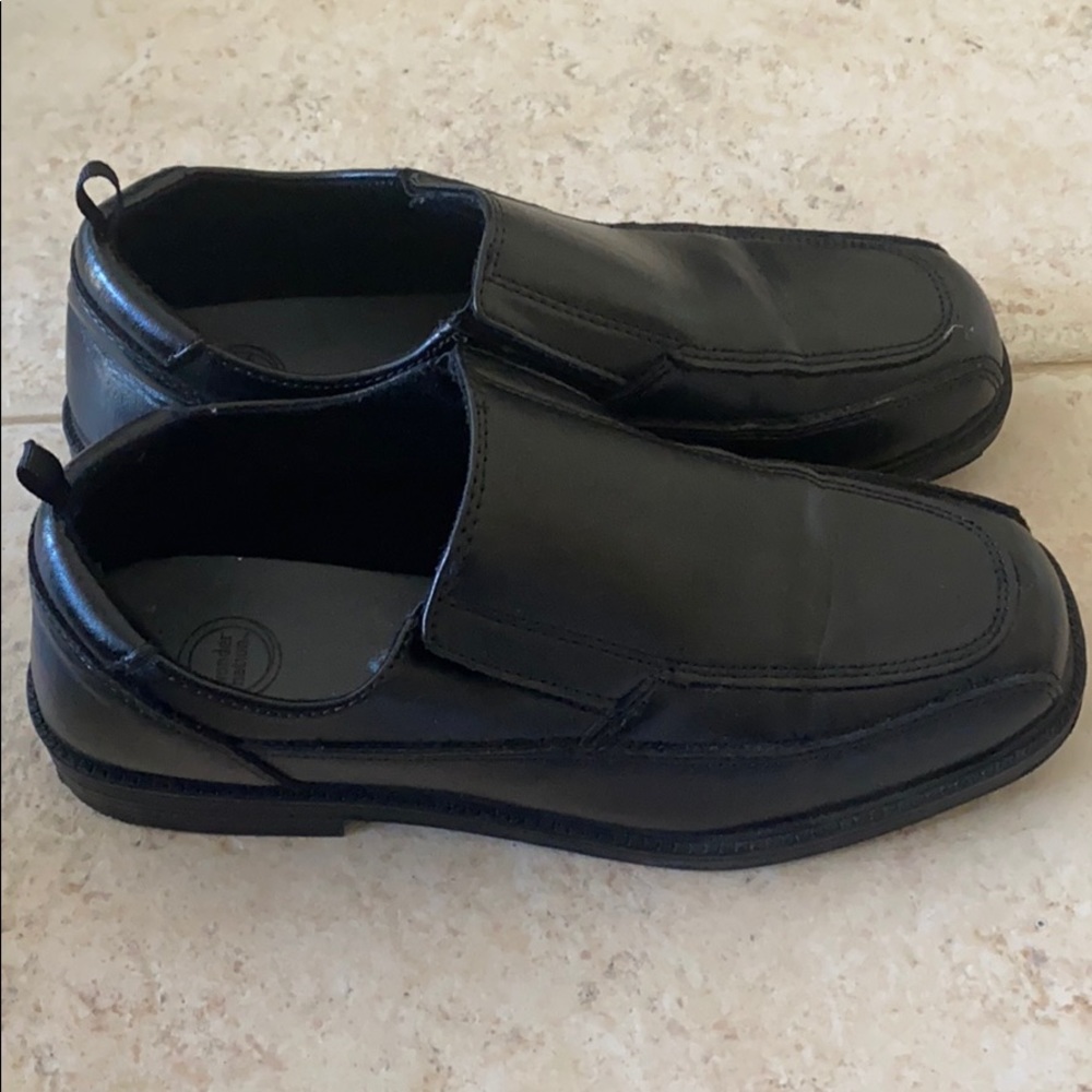 Boys dressing shoes